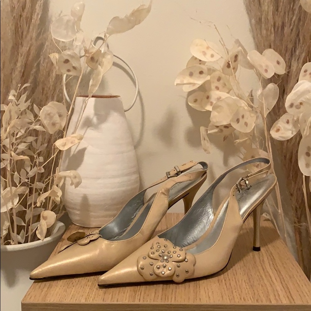 Classic flower pumps
